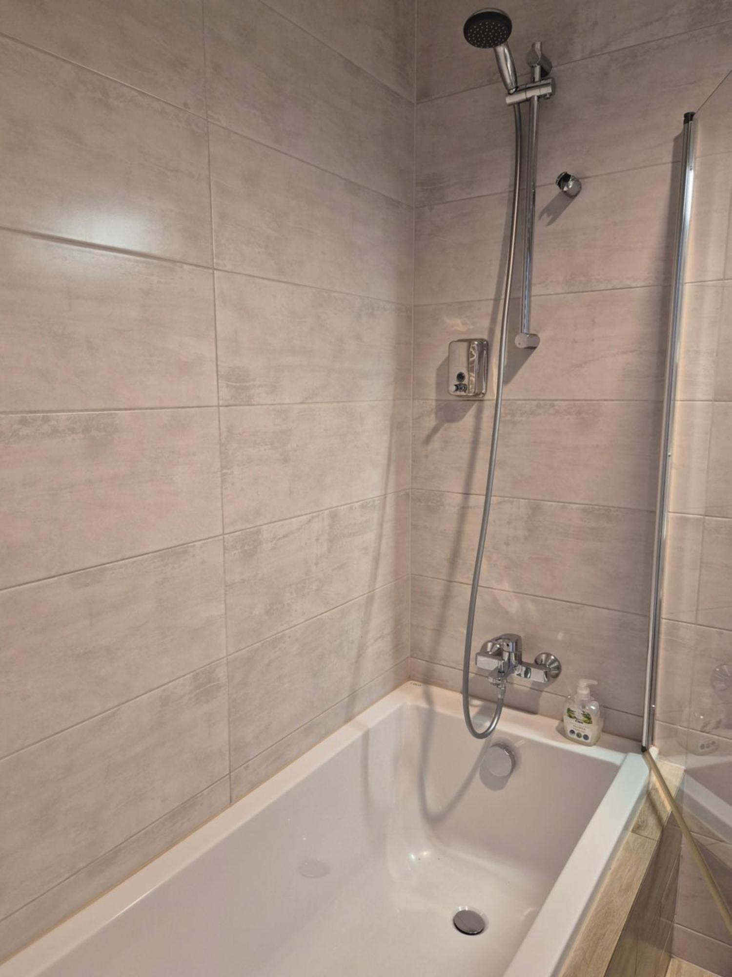 Apartament Wsrod 1000Cy Swiatel - Z Parkingiem W Hali Garazowej- Duzy Balkon Z Lezakami - Piekny Widok Noca Na Panorame Tysiaclecia كاتوفيتسه المظهر الخارجي الصورة