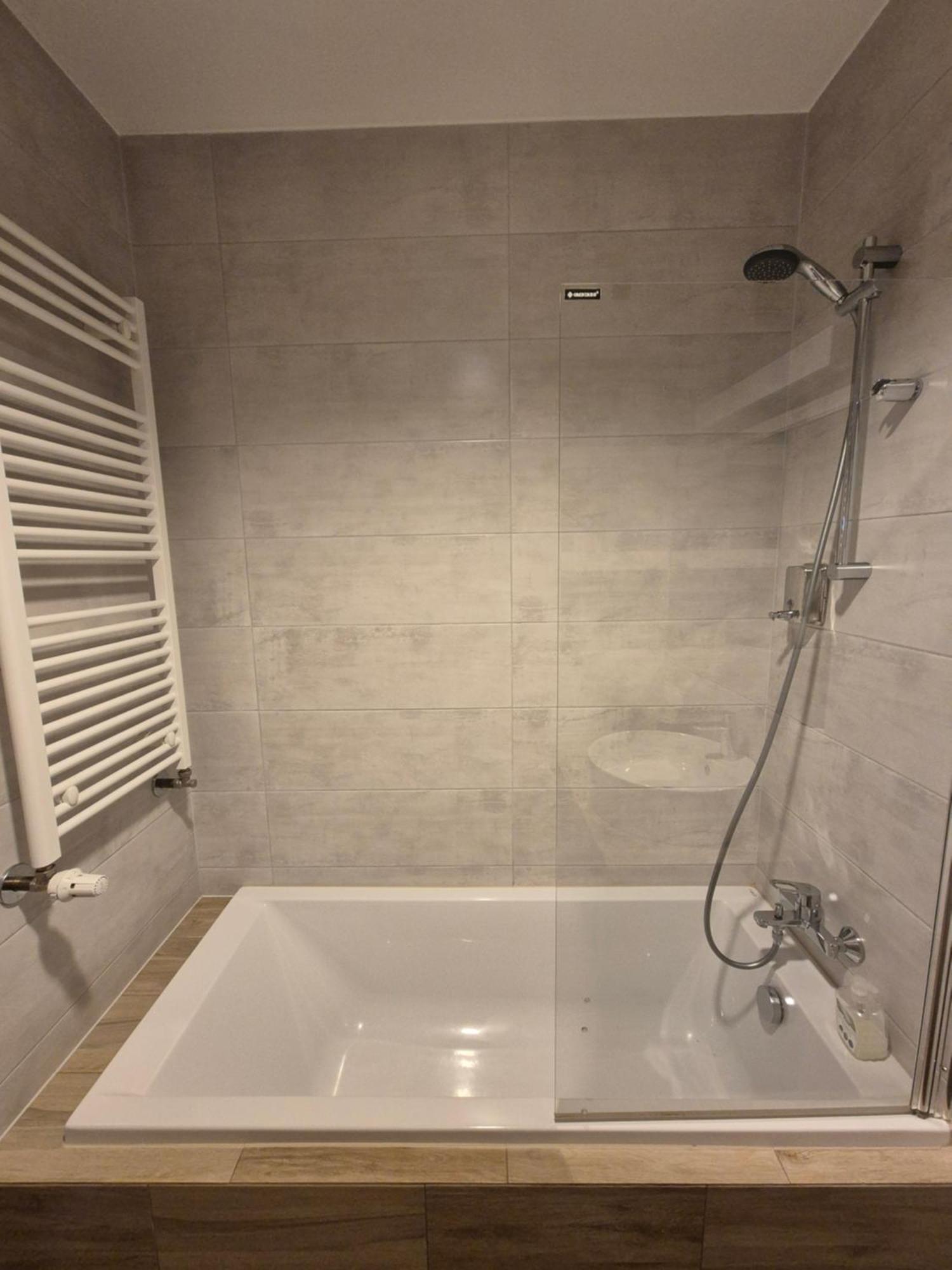 Apartament Wsrod 1000Cy Swiatel - Z Parkingiem W Hali Garazowej- Duzy Balkon Z Lezakami - Piekny Widok Noca Na Panorame Tysiaclecia كاتوفيتسه المظهر الخارجي الصورة